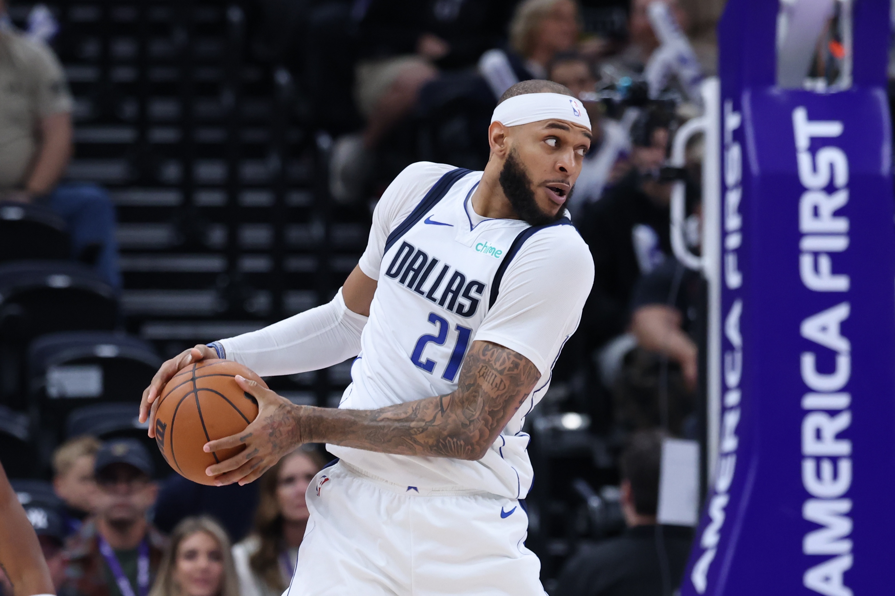 TA记者：多队想升级中锋 猛龙、老鹰和绿军等队有意加福德