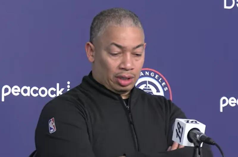 kaiyun 官网-胜湖人！泰伦卢采访沮丧不满判罚，多人爆赞祖巴茨，小卡主动担责