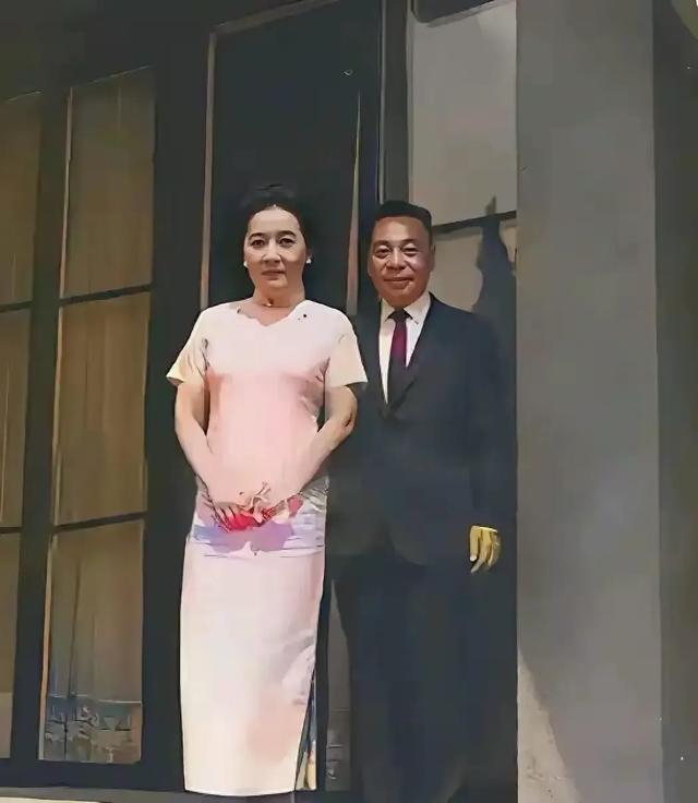 开云体育-这才是宋美龄和继子蒋经国的一张真实合影，都是真人的容貌